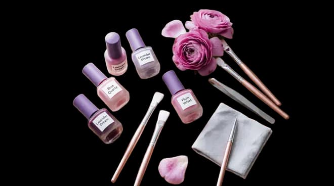 Esmaltes y herramientas de manicura